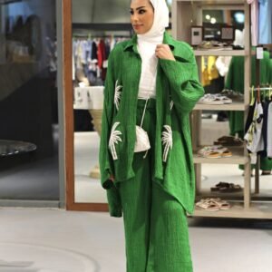 طقم أخضر اللون